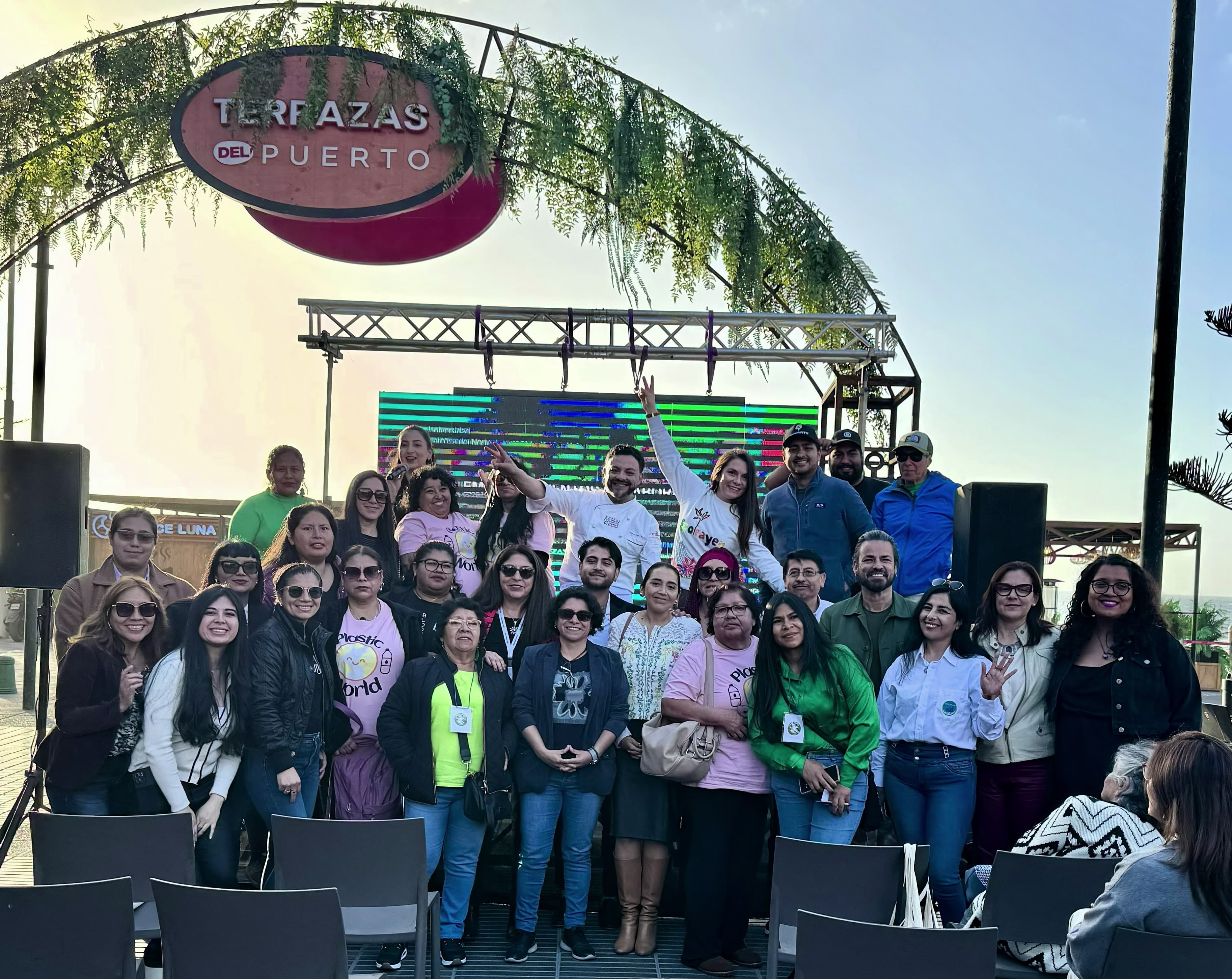 Neil con estudiantes y comunidad
